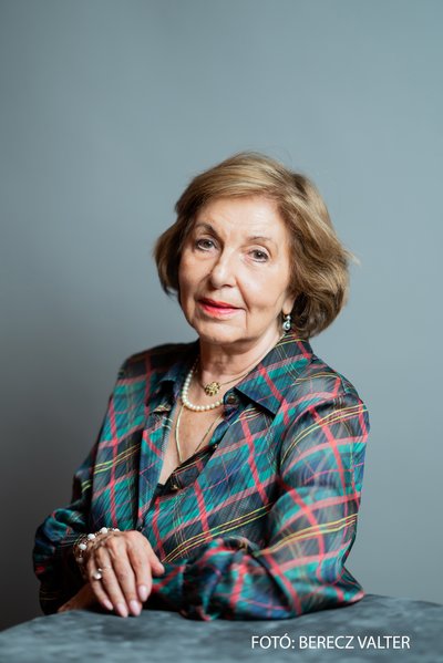 Szumrák Vera